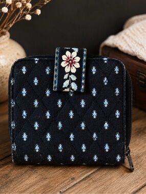 VERY BRADLEY Quilted Floral-Tab Compact Wallet in Navy